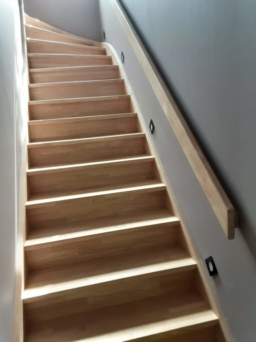 Escalier en bois clair fabriqué par l’atelier Delangre