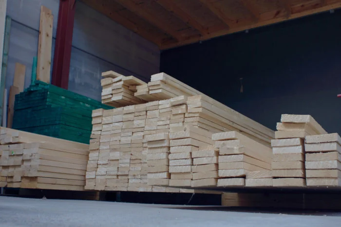 Bois stocké pour la menuiserie et le négoce